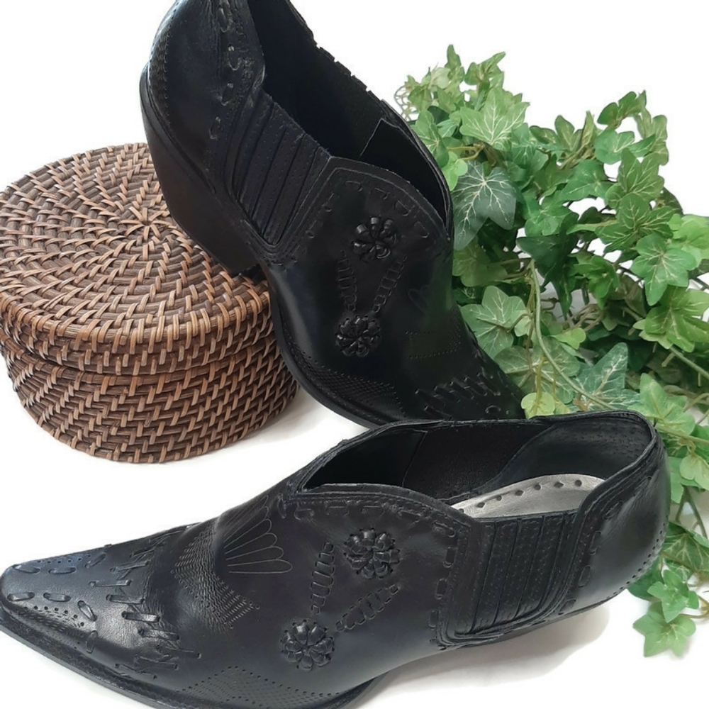 BCBG western black leather shooties